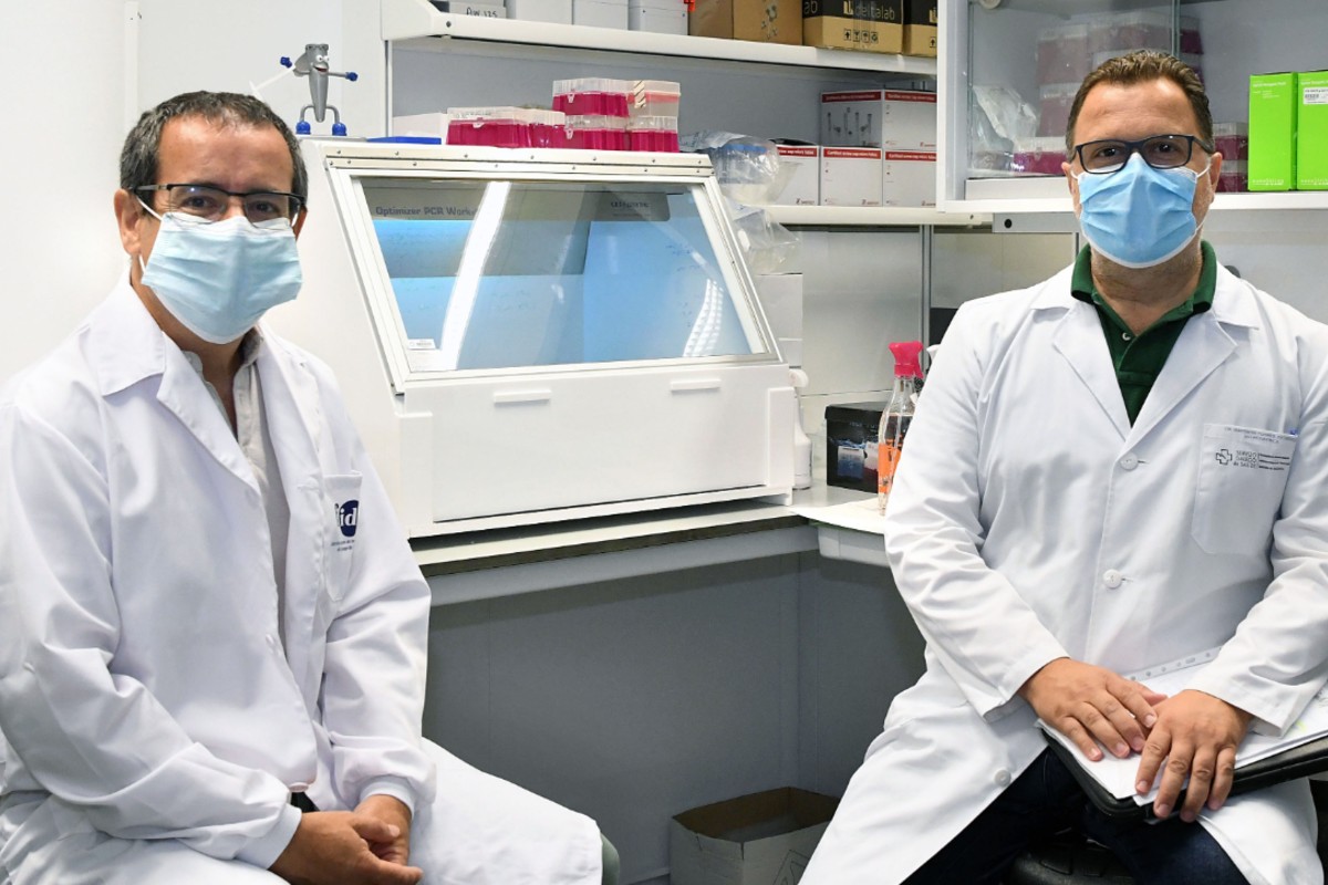 Antonio Salas y Federico Martinón, en su laboratorio.